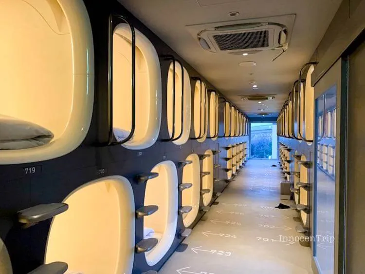 カプセルフロアの廊下