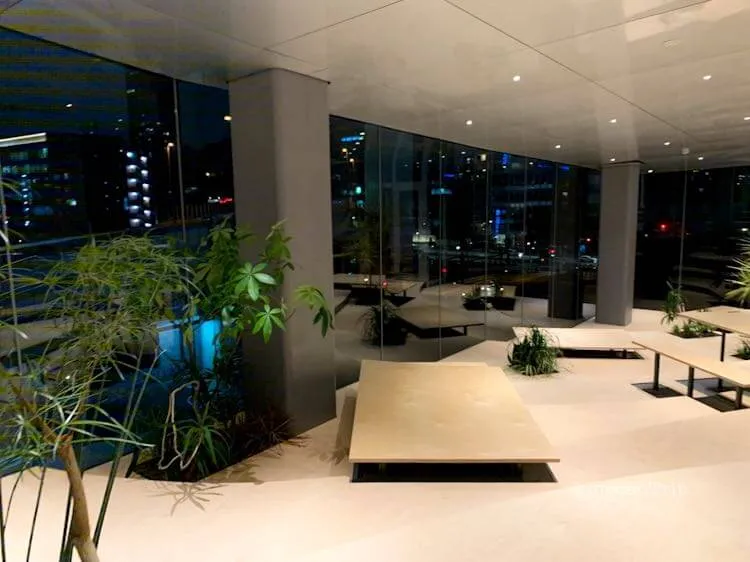 飲食可能な夜のラウンジ