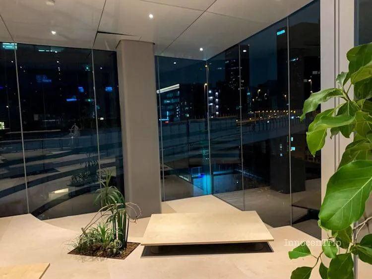 飲食可能な夜のラウンジ