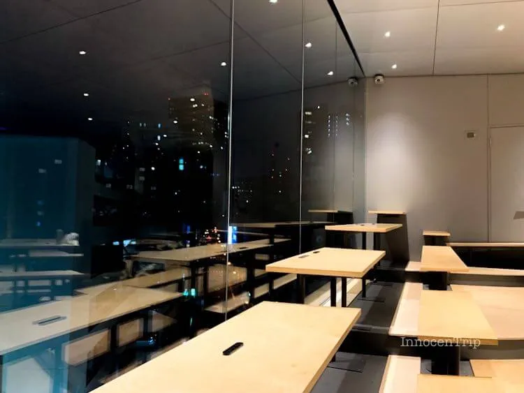 電源も完備の夜のラウンジ