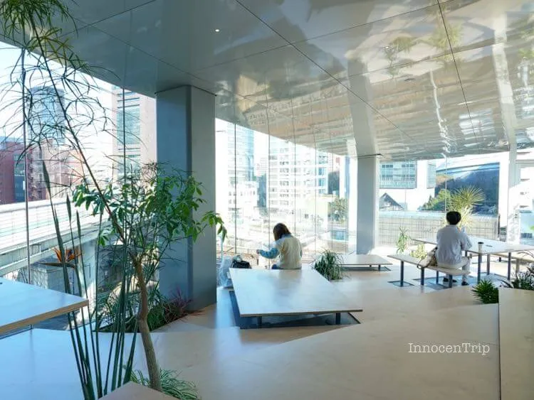 光が差し込む明るい朝のラウンジ