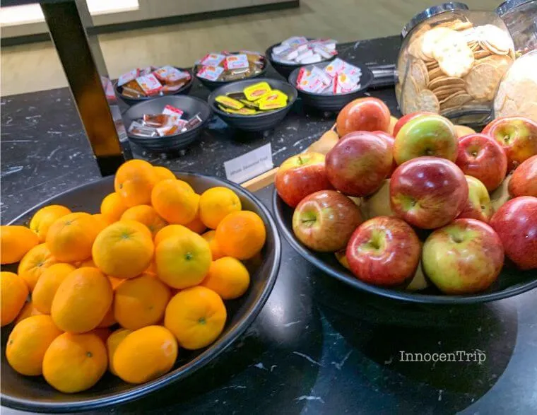 ラウンジの食事 フルーツ
