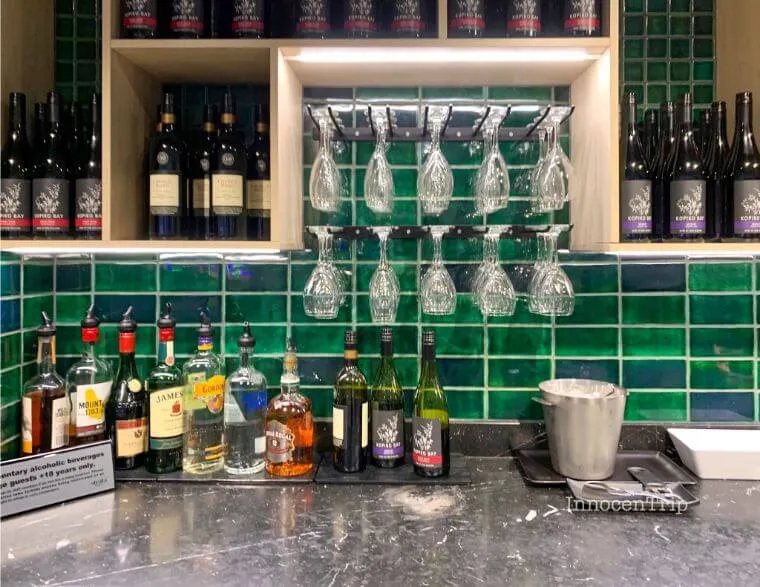 ラウンジの食事 ワイン