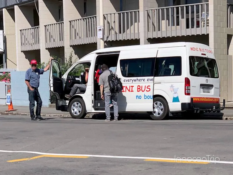 クライストチャーチからアカロアへ送迎してくれたミニバス