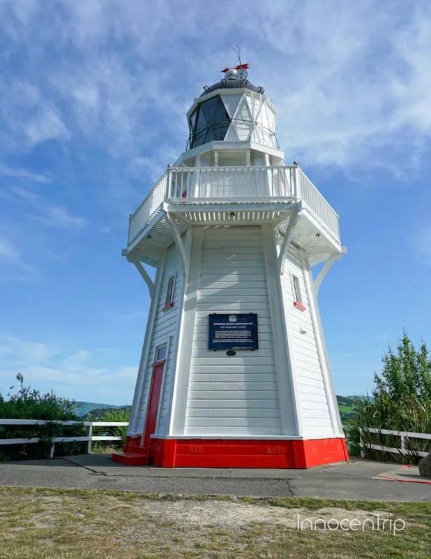 アカロア湾を見下ろす小高い場所にある赤白の灯台
