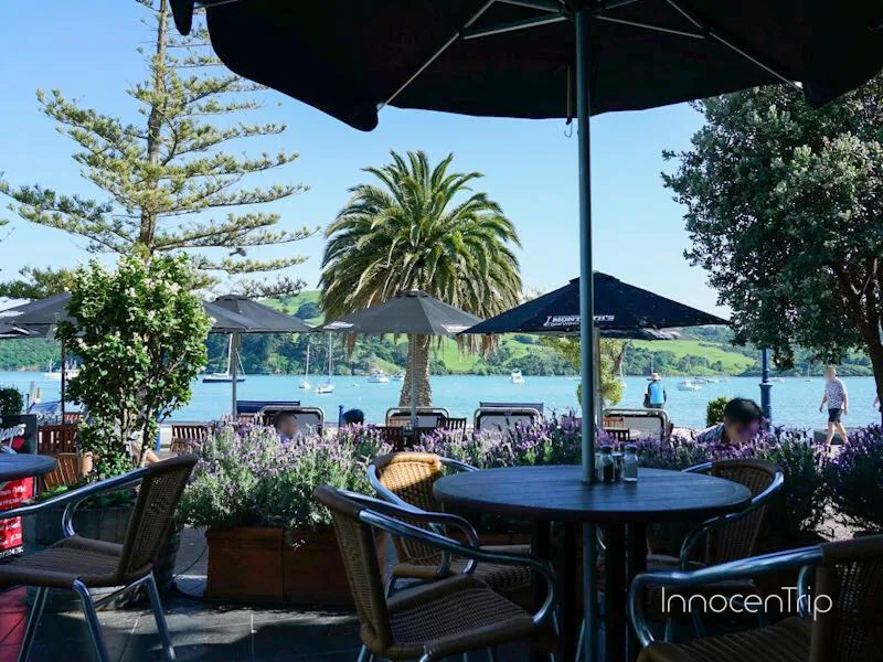 アカロア湾を一望できるレストラン Bully Hayes の外観