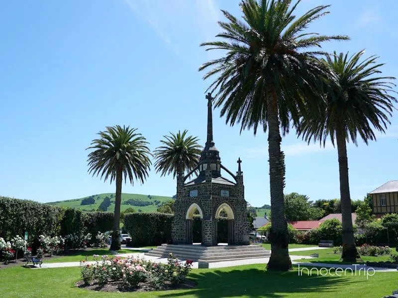 バラと芝生に囲まれた戦争記念碑公園の入り口