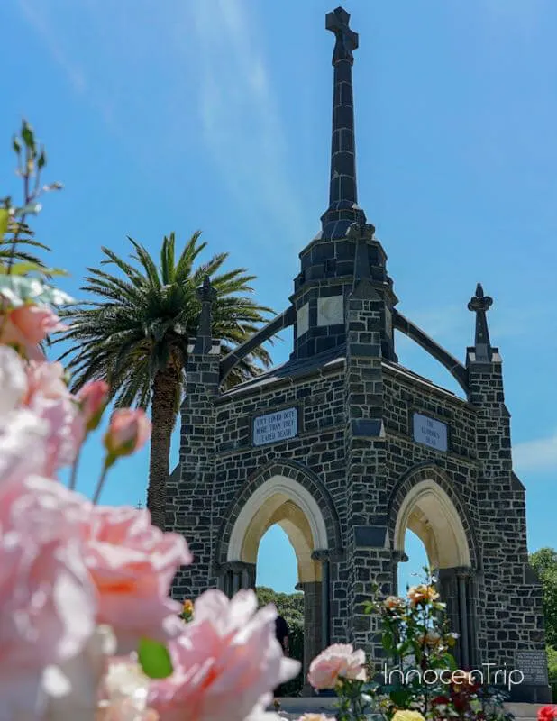 Banks Peninsula War Memorialと周囲の植栽