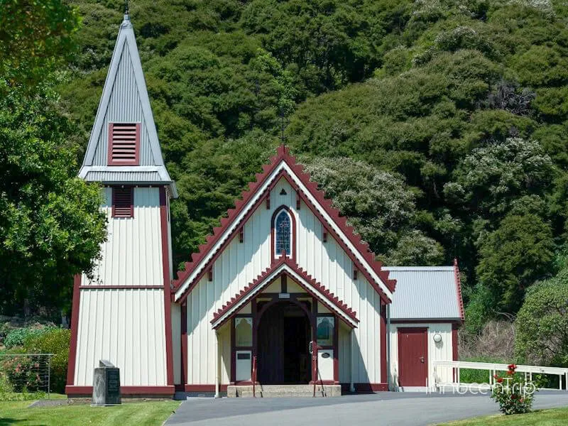 緑の庭に囲まれたSt Patrick’s教会の正面