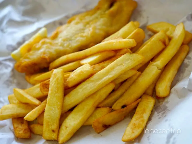 人気店 Akaroa Fish & Chips のテイクアウト袋と看板