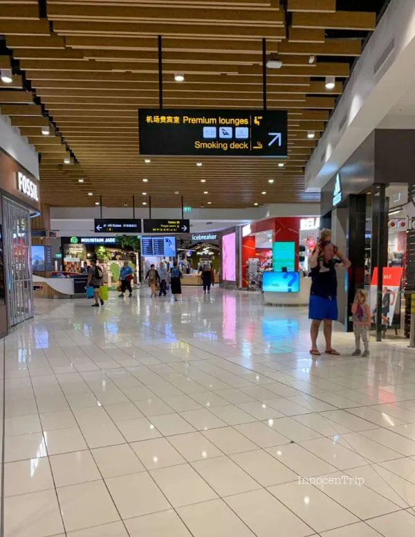 ラウンジの標識