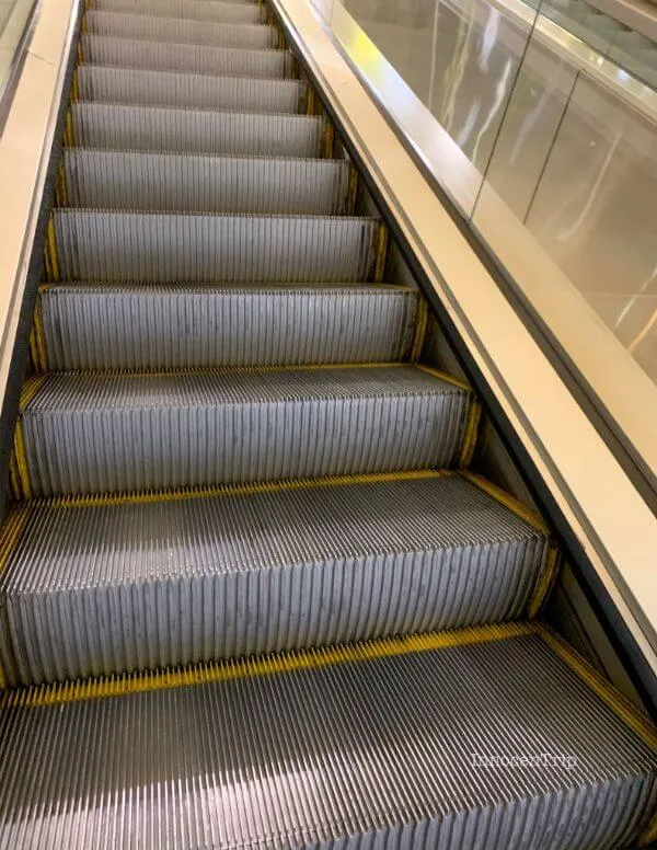 ラウンジへつながるエスカレーター