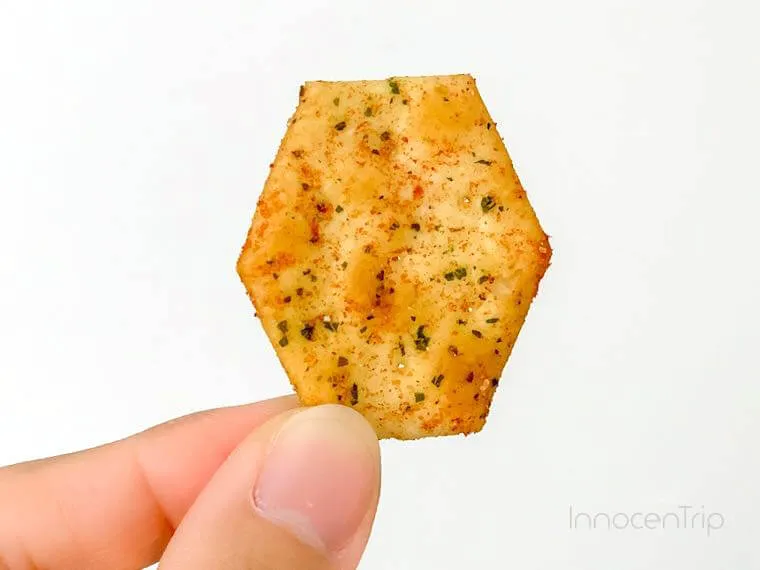 BBQ味を1枚指で掴む