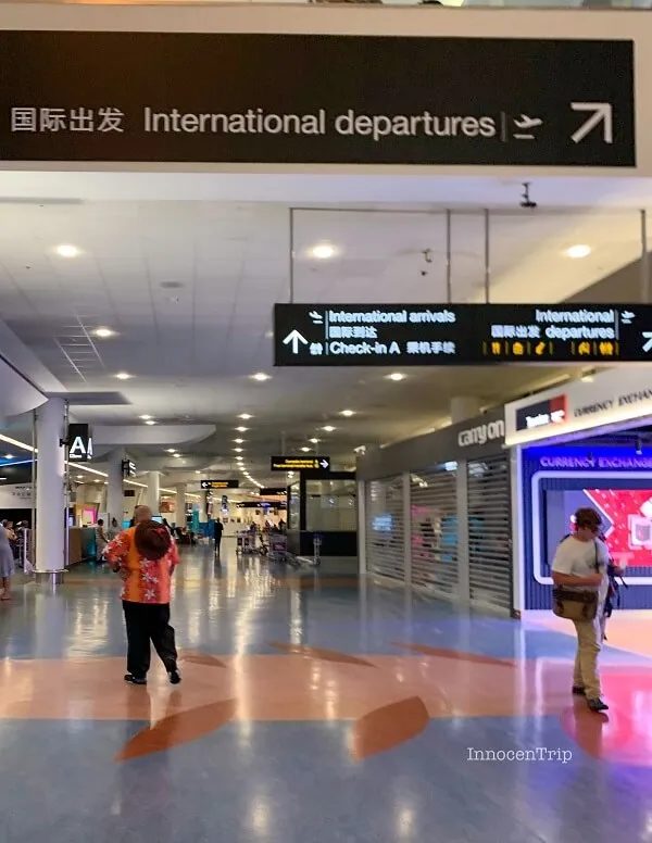 出発ゲートへの通路