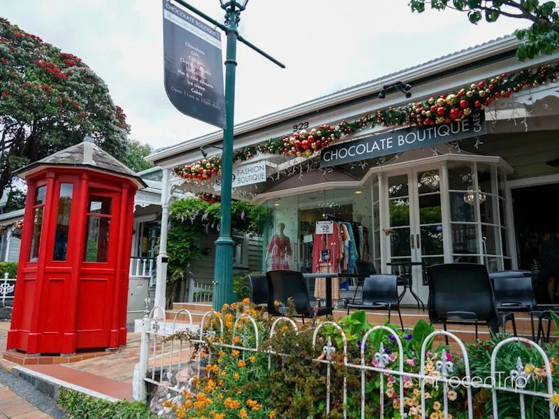 クリスマス装飾が施されたパーネル地区の街並み