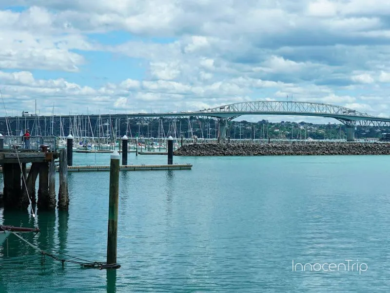 オークランドの海を横断するハーバーブリッジ