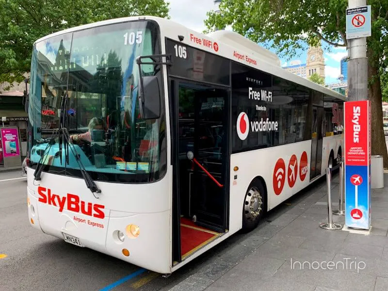 空港と市内を結ぶスカイバスの停留所と車体