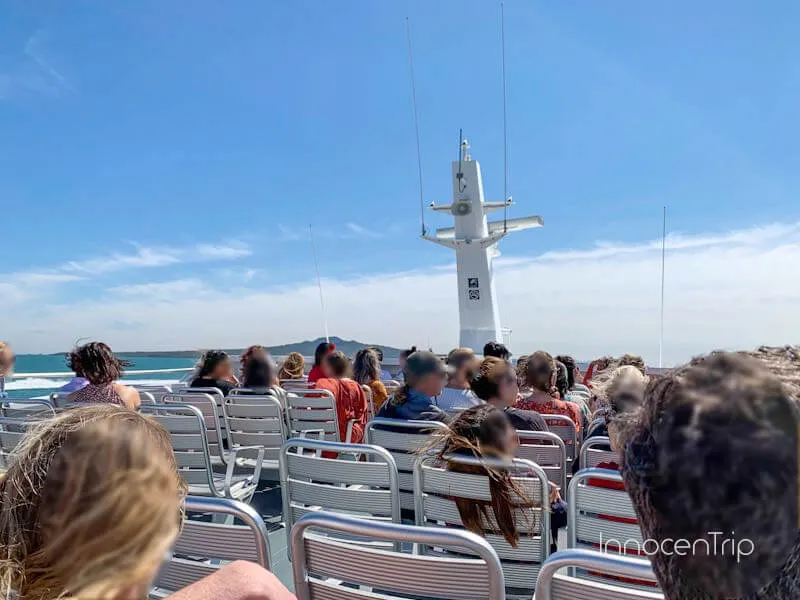 オークランドのフェリーターミナルでの乗船風景