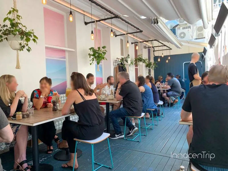 自然光あふれるChuffedの中庭風カフェスペース