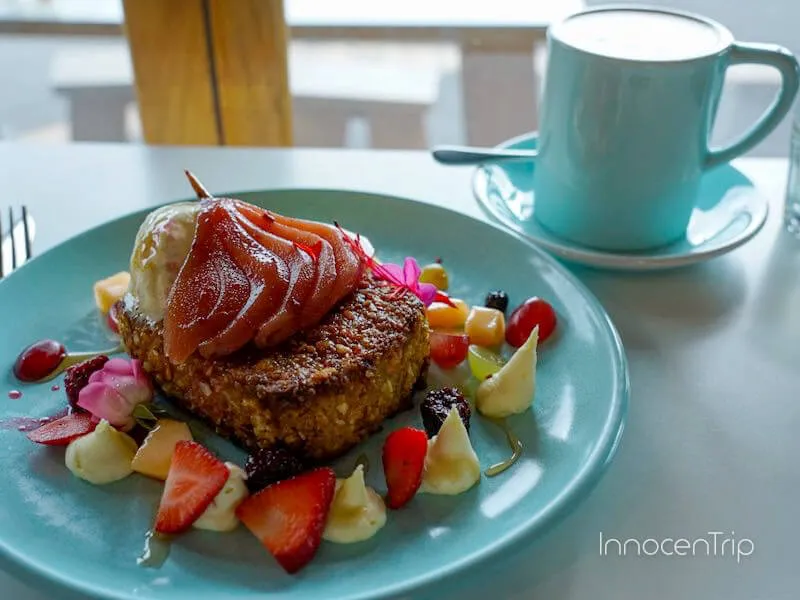 フルーツたっぷりのフレンチトースト（RAD Cafe）