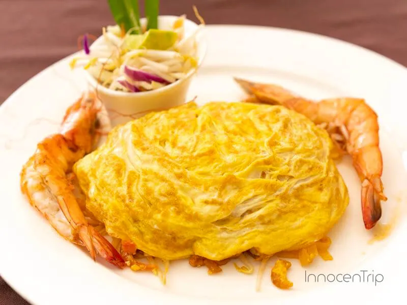 ワット・アルンを望むテラス席のあるレストラン「ザ・デッキ」