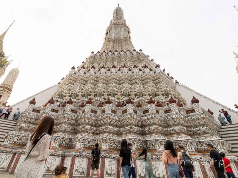 夕暮れ時のワット・アルン（暁の寺）と美しい塔の装飾