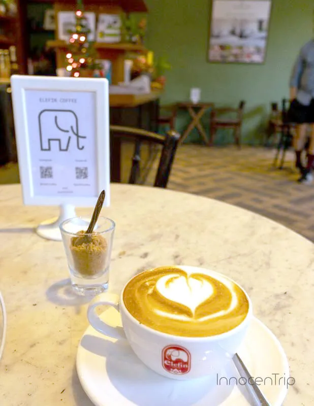 ワット・ポー近くの「エレフィンコーヒー」の店内とコーヒーー