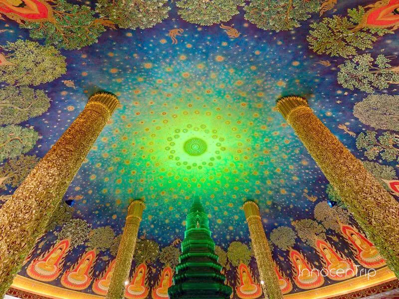 ワット・パクナムのエメラルドグリーンの天井装飾と仏塔