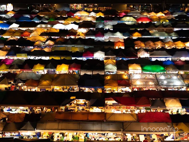 駐車場から見下ろしたロットファイ・ラチャダーのカラフルな屋台群