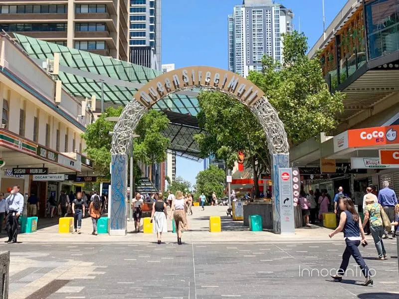 ブリスベン最大のショッピング通りクイーン・ストリート・モール