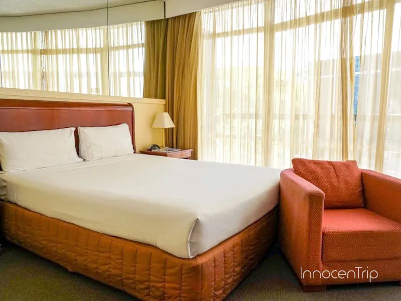 室内が明るいMadison Tower Mill Hotel の客室