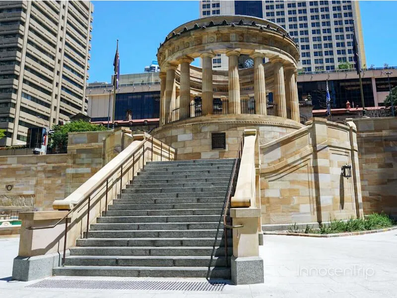 ブリスベン・アンザック広場の記念碑と芝生