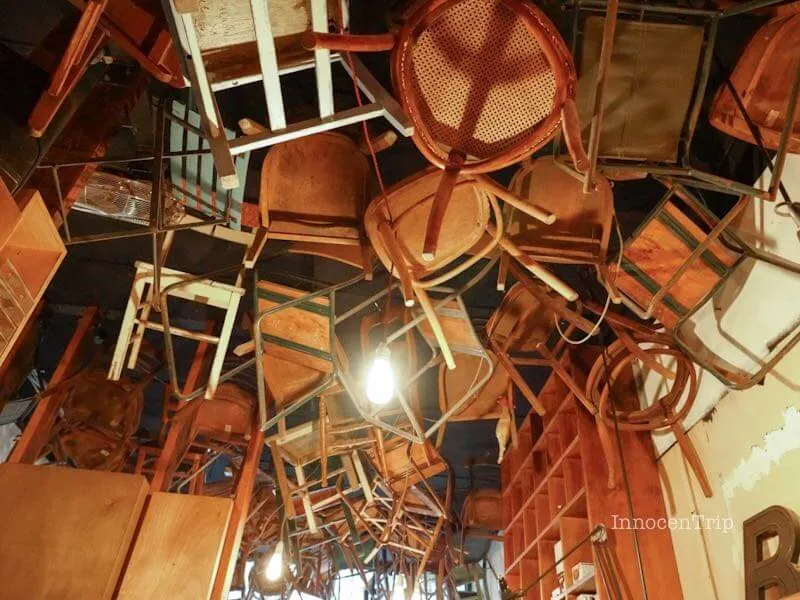 天井にイスがぶら下がるユニークなカフェ Brother Baba Budan の店内