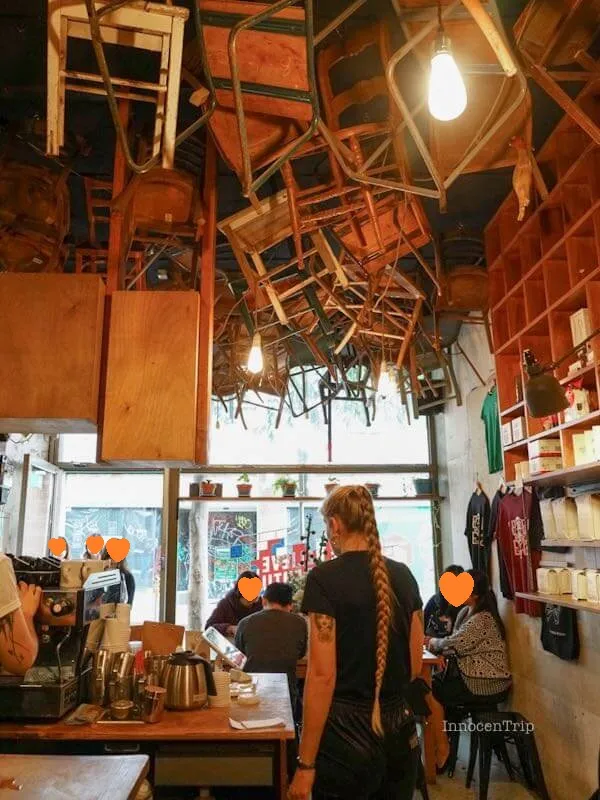 棚の高い位置までグッズが並ぶコンパクトな店内の様子