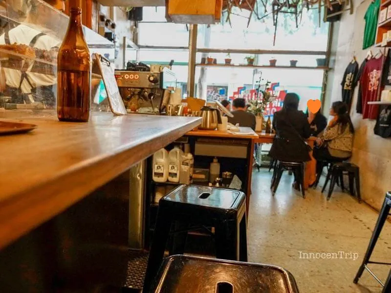 カウンター席と温かい黄色照明に包まれた店内