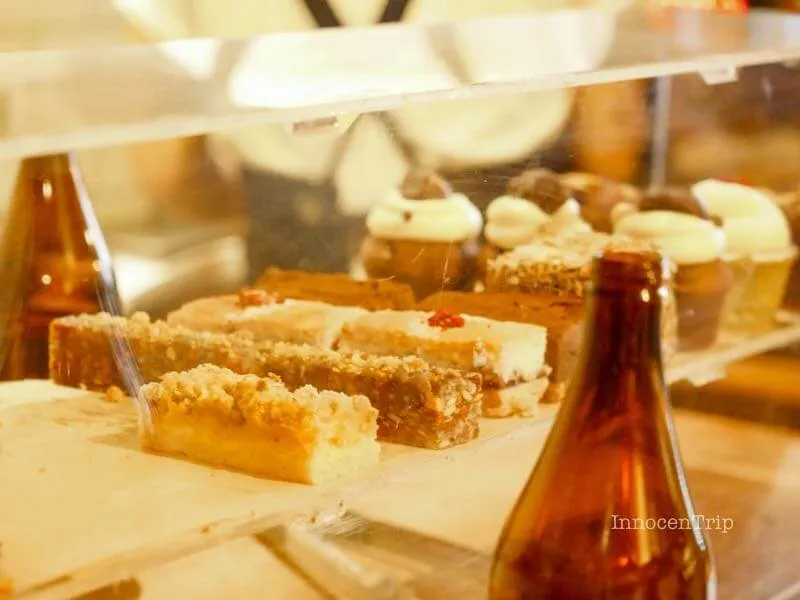 ショーケースに並んだバータイプとカップケーキのデザート