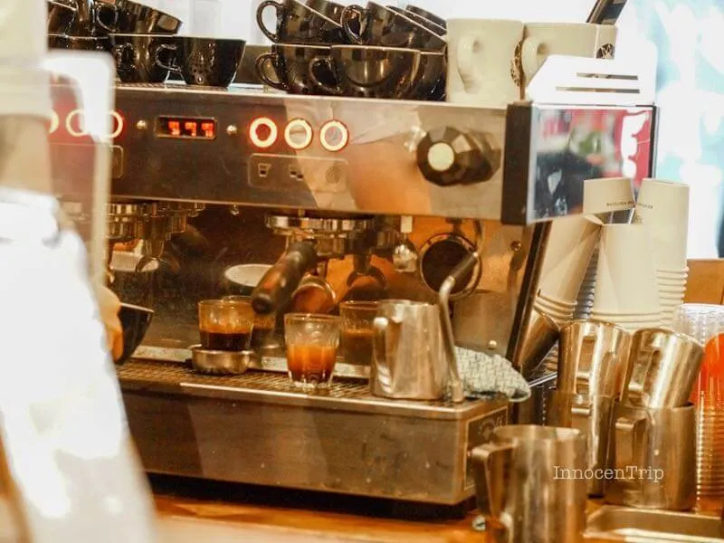 バリスタがエスプレッソマシーンで抽出する様子