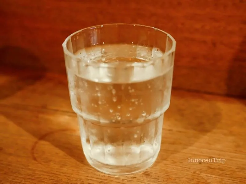 テーブルにサーブされた炭酸水のグラス