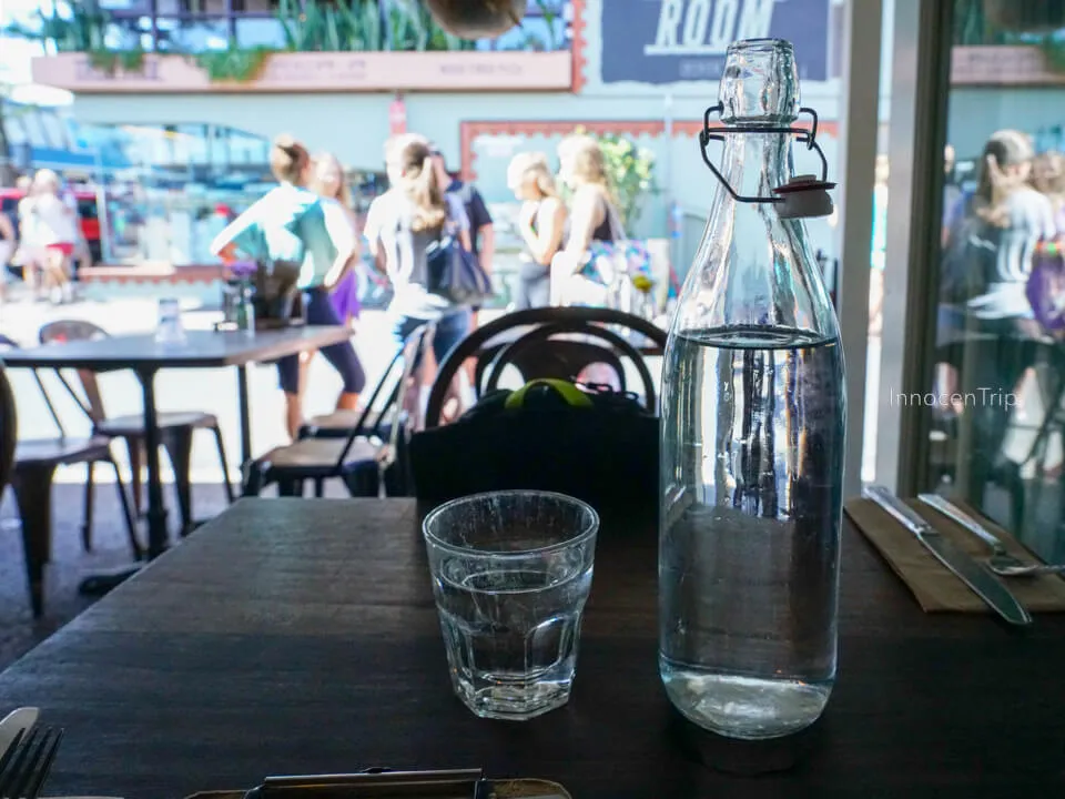 Byron Freshカフェの店先とショーケースに並ぶクロワッサン