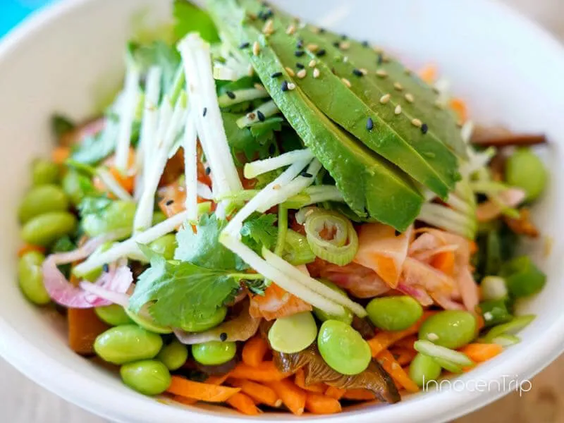 Finn Pokeでカスタムしたサーモンとケールのポケボウル