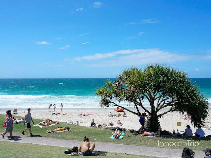 バイロンベイのメインビーチでサーファーが集う海岸線