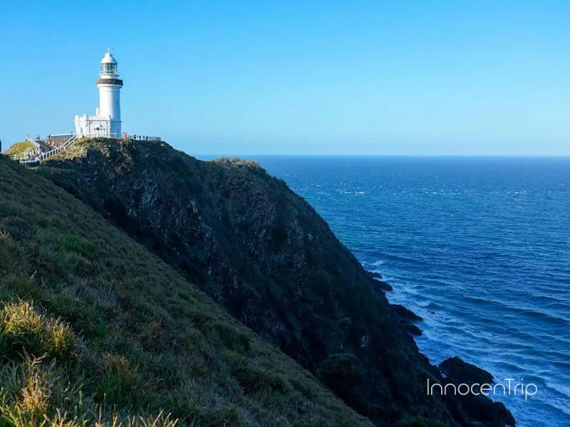 ケープバイロン灯台の白い塔と太平洋を望む岬の景色