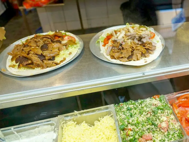 Bay Kebabsのカウンターとテイクアウト用ケバブメニュー