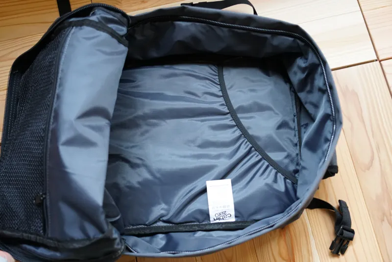 キャビンゼロ28Lをフルオープンで開いた状態