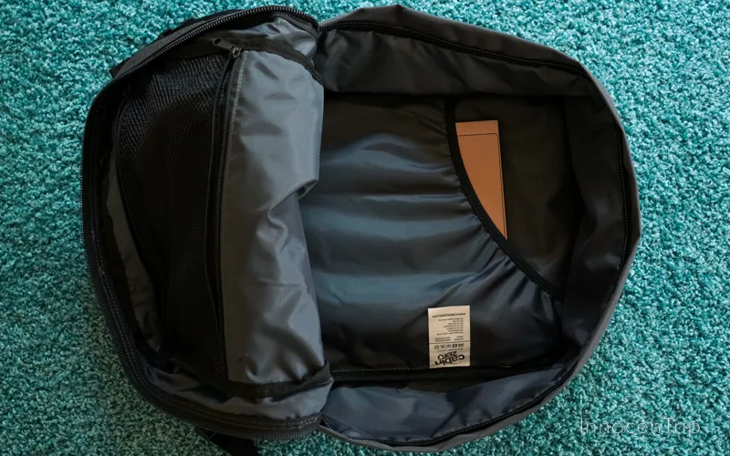 背中側のポケットにB5ノートPCを収めたところ