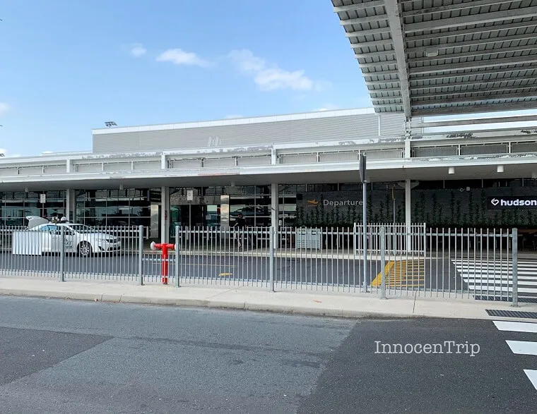 ケアンズ空港国内線ターミナルの外観とDeparture案内