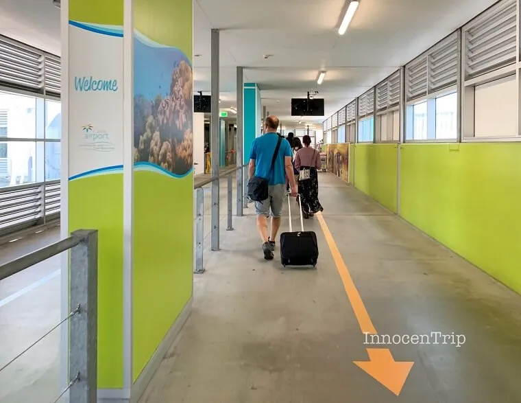 ケアンズ空港到着通路