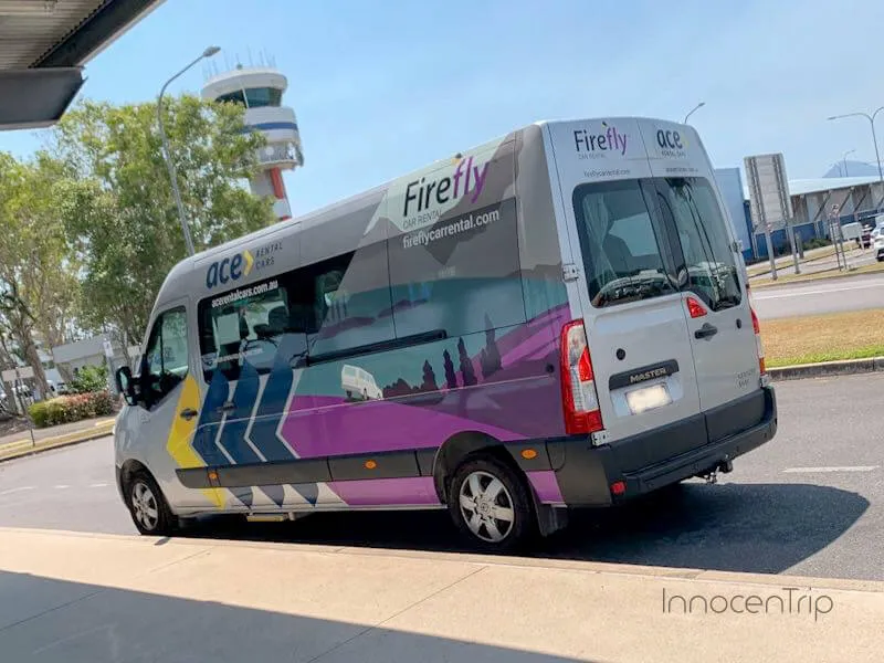 レンタカーの送迎車