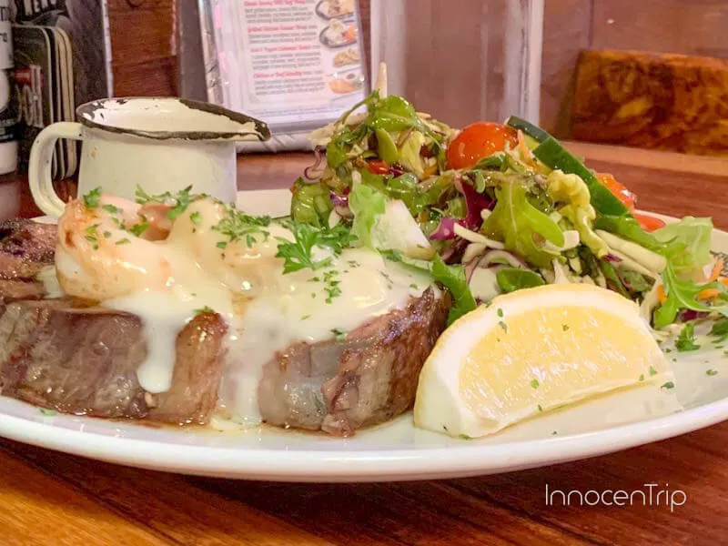 Hog’s Steakhouseのジューシーなステーキプレート