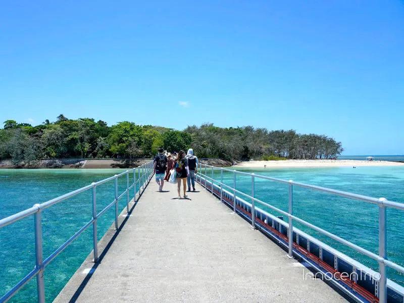 グリーン島の白砂ビーチと透き通る海